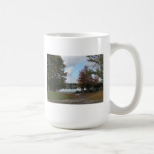 Taza meridiana de la temporada de otoño del lago