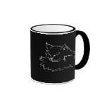 Taza mullida del gato el dormir en negro