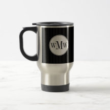 Taza negra del monograma de la tela a rayas