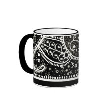 Taza negra y blanca del modelo de Pasley