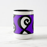 Taza negra y púrpura