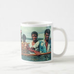 Taza, "pescando en el pueblo de Naivuruvuru, Fiji 