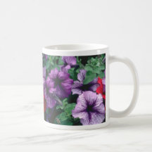 Taza púrpura de las flores