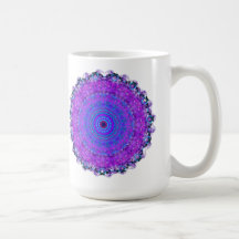 Taza púrpura del caleidoscopio de la mandala de la