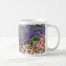 taza púrpura y rosada de las flores