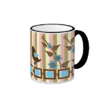 Taza retra con los modelos, las hojas, las flores 