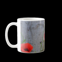 Taza roja de las amapolas de maíz de campo tazas