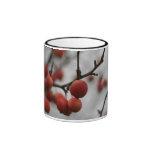 Taza roja de las bayas