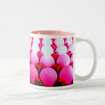 taza rosada de los huevos