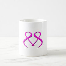 Taza rosada doble del corazón del cáncer de pecho 