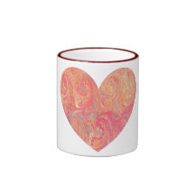 Taza rosada veteada del corazón del remolino