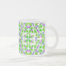 Taza salvaje de las violetas del arbolado