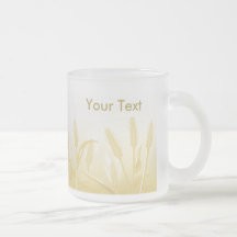 Taza soleada del campo de trigo