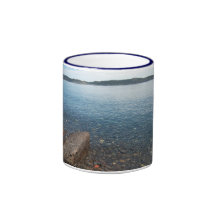 Taza tranquila de las aguas