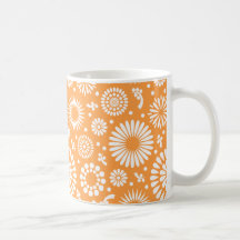 Taza verde floral anaranjada del vintage