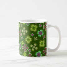 Taza verde irlandesa de los tréboles