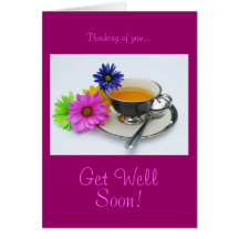 Taza y margaritas de té: ¡Consiga bien pronto! Felicitacion