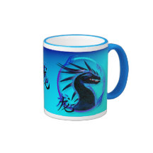 Tazas negras de cuernos del dragón y del símbolo