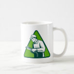técnico casero del aislamiento del comerciante con taza de café