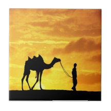 Teja de la puesta del sol W/Nomad de Marruecos