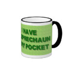 Tengo un Leprechaun en mi bolsillo Tazas