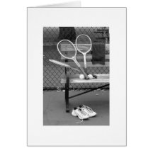 Tenis en blanco y negro tarjeton