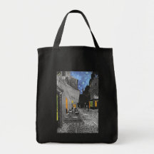 Terraza del café en la bolsa de asas de la noche