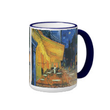 Terraza del café en la noche taza