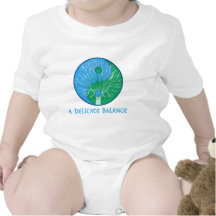 Tierra, camisetas delicadas de un equilibrio, taza