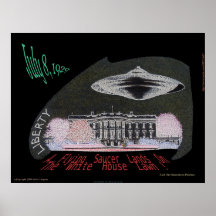 ¡Tierras de un platillo volante en el césped de la Poster