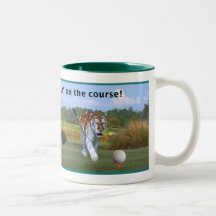 Tigre en la taza del campo de golf
