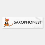 Tigre que toca el saxofón etiqueta de parachoque