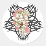tigre tribal con los rosas etiquetas redondas