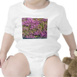 Tiro agradable de flores púrpuras en un día solead camisetas