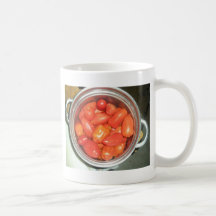 Tomates orgánicos recientemente limpiados tazas de café