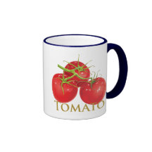 Tomates rojos regordetes taza de café