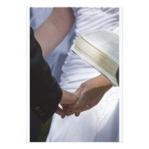 Tome mi invitación del boda de la mano