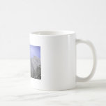 Tormenta del relámpago de la naturaleza de las mon tazas de café