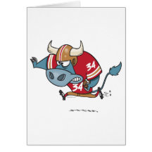 toro divertido del dibujo animado que juega a fútb felicitaciones