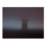 Torre de agua en la postal de la niebla