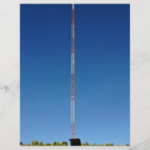 Torre de comunicación contra el cielo azul tarjeta publicitaria