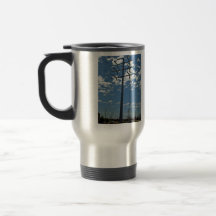 Torre de la alta tensión contra el cielo tazas de café