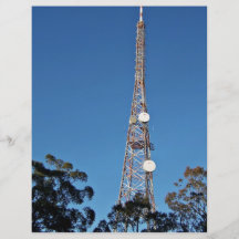 Torre de las telecomunicaciones debajo de un cielo tarjeta publicitaria