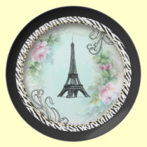 Torre Eiffel de París y rosas rosadas platos