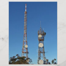 Torres de comunicación gemelas contra el cielo azu tarjeta publicitaria