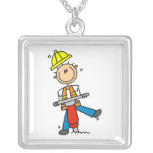 Trabajador de construcción con los regalos del mar collares