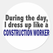 Trabajador de construcción durante el día etiqueta redonda