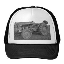 Tractor antiguo en casquillo blanco y negro gorro de camionero