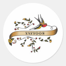 Trago y voluta con los tatuajes etiquetas redondas