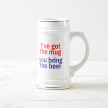 Traiga la taza de cerveza